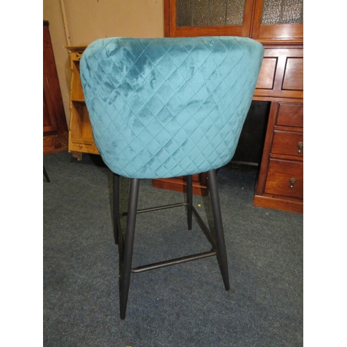 725 - A MODERN UPHOLSTERED BAR / KITCHEN STOOL