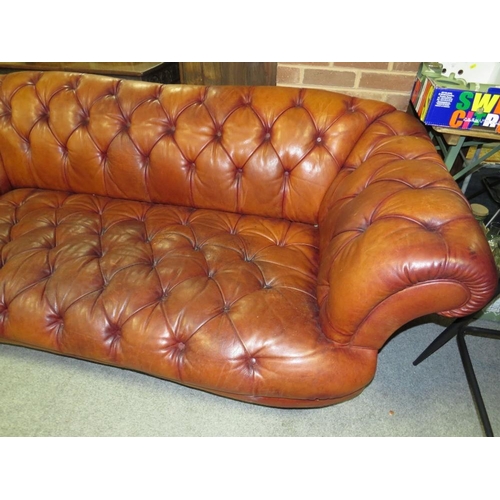 750 - A LARGE TETRAD BROWN LEATHER CHESTERFIELD SETTEE APPROX W-224 CM S/D