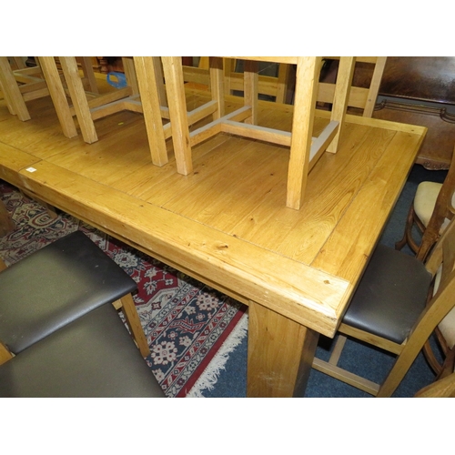 773 - A LARGE EXTENDING OAK DINING TABLE WITH FOURTEEN CHAIRS W-230 CM EXTENDING TO W-320 CM