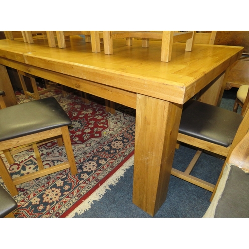 773 - A LARGE EXTENDING OAK DINING TABLE WITH FOURTEEN CHAIRS W-230 CM EXTENDING TO W-320 CM