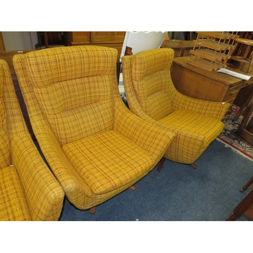 776 - A PARKER KNOLL MID CENTURY 3 PIECE SUITE WITH SWIVEL ARMCHAIRS