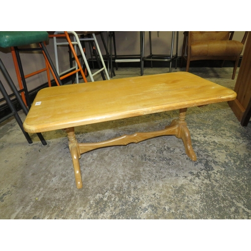 782 - A SMALL OAK COFFEE TABLE