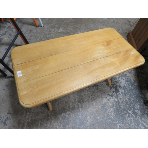 782 - A SMALL OAK COFFEE TABLE