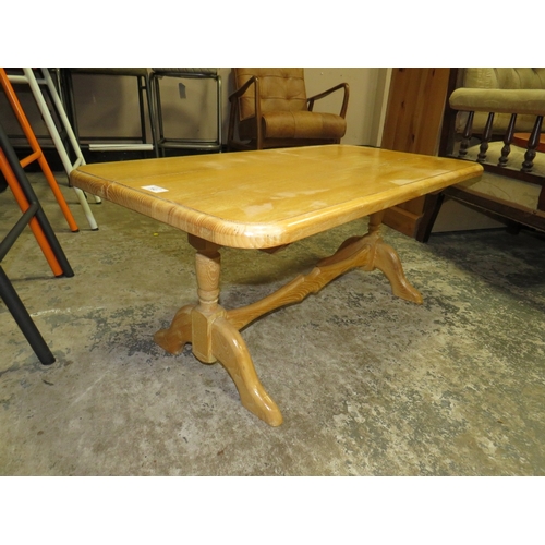 782 - A SMALL OAK COFFEE TABLE