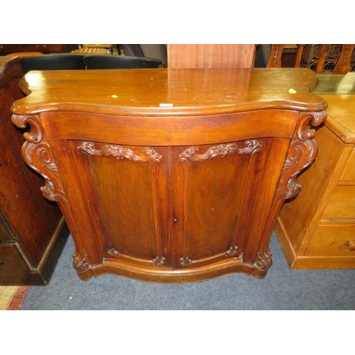 790 - A 19TH CENTURY MAHOGANY SERPENTINE CHIFFONIER - W 125 CM