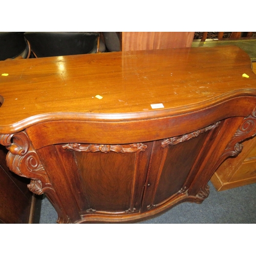 790 - A 19TH CENTURY MAHOGANY SERPENTINE CHIFFONIER - W 125 CM