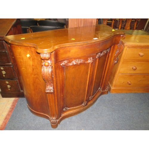 790 - A 19TH CENTURY MAHOGANY SERPENTINE CHIFFONIER - W 125 CM