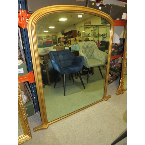 811 - A MODERN GILT FRAMED ARCH TOP MIRROR 127 X 127 CM