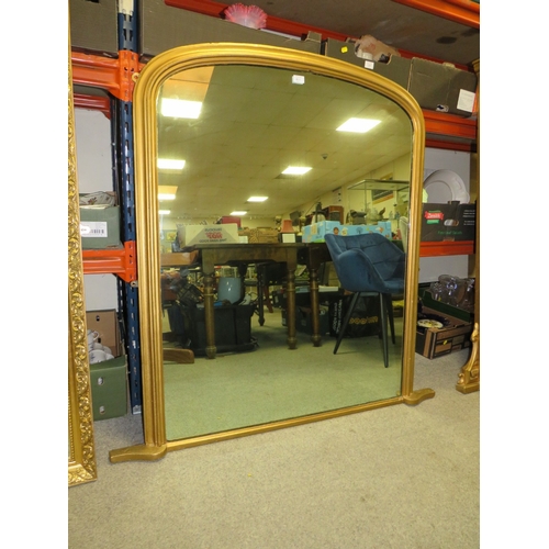 811 - A MODERN GILT FRAMED ARCH TOP MIRROR 127 X 127 CM