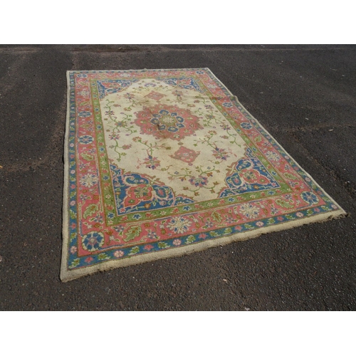 820 - A LARGE 20TH CENTURY WOOLLEN RUG APPROX 274 X 190 CM