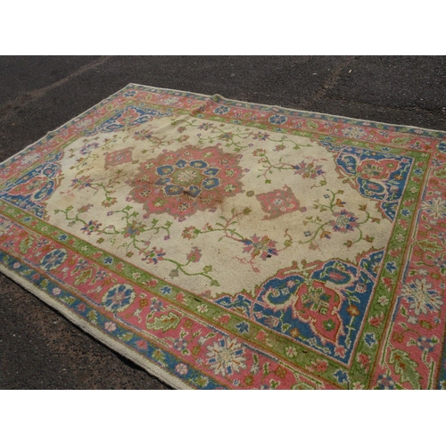 820 - A LARGE 20TH CENTURY WOOLLEN RUG APPROX 274 X 190 CM