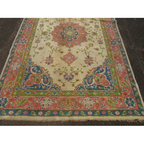 820 - A LARGE 20TH CENTURY WOOLLEN RUG APPROX 274 X 190 CM