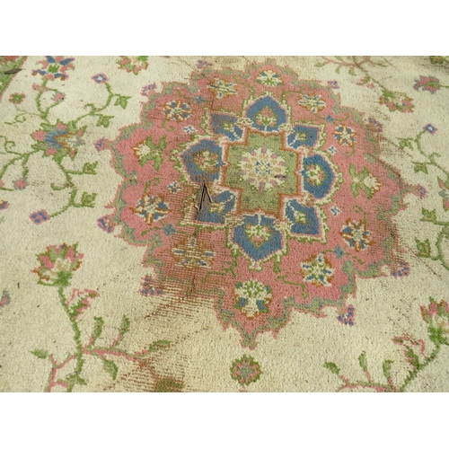 820 - A LARGE 20TH CENTURY WOOLLEN RUG APPROX 274 X 190 CM