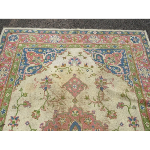 820 - A LARGE 20TH CENTURY WOOLLEN RUG APPROX 274 X 190 CM