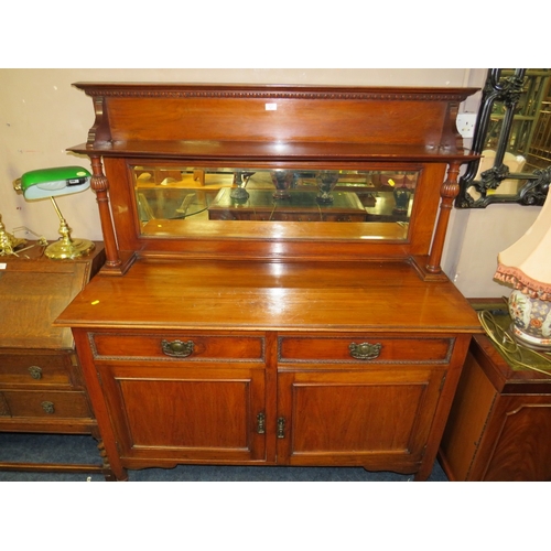 720 - AN EDWARDIAN MAHOGANY MIRRORBACKED SIDEBOARD W-138 CM