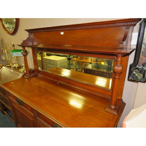 720 - AN EDWARDIAN MAHOGANY MIRRORBACKED SIDEBOARD W-138 CM