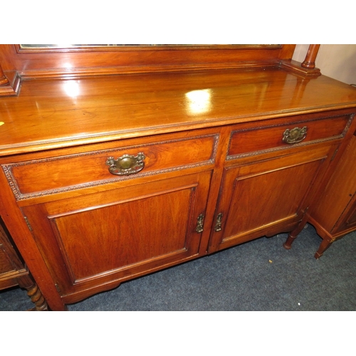 720 - AN EDWARDIAN MAHOGANY MIRRORBACKED SIDEBOARD W-138 CM