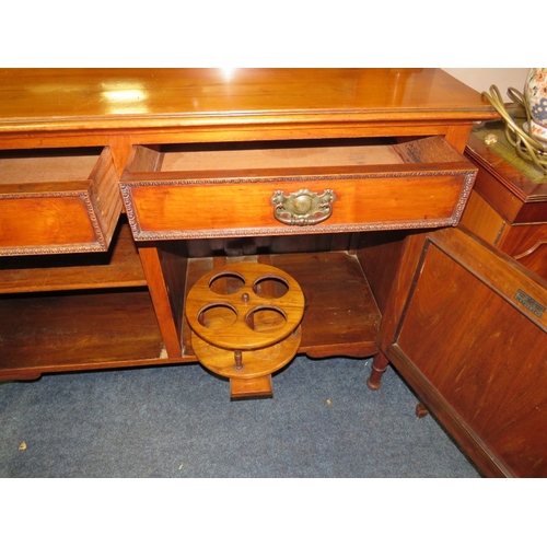 720 - AN EDWARDIAN MAHOGANY MIRRORBACKED SIDEBOARD W-138 CM