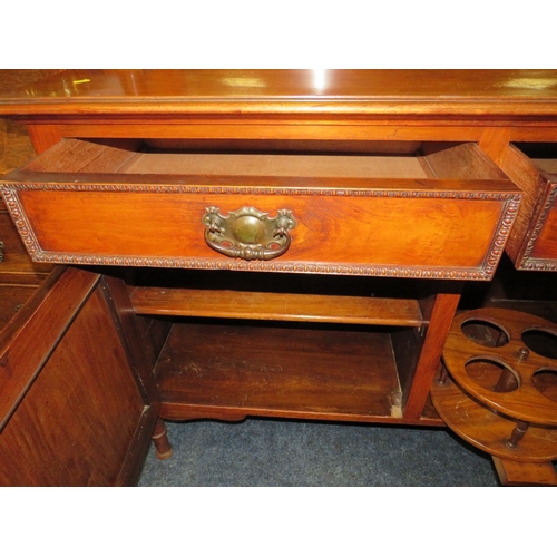 720 - AN EDWARDIAN MAHOGANY MIRRORBACKED SIDEBOARD W-138 CM