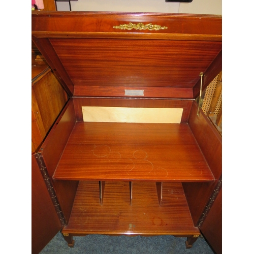 722 - A REPRODUCTION LEATHER TOPPED CABINET AND A FIRESCREEN (2)