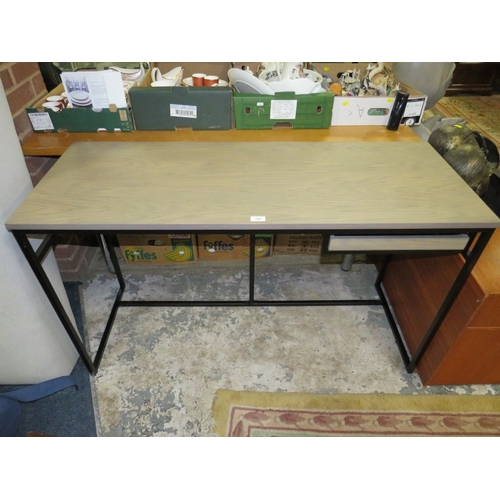 746 - A MODERN METAL FRAMED DESK W-130 CM