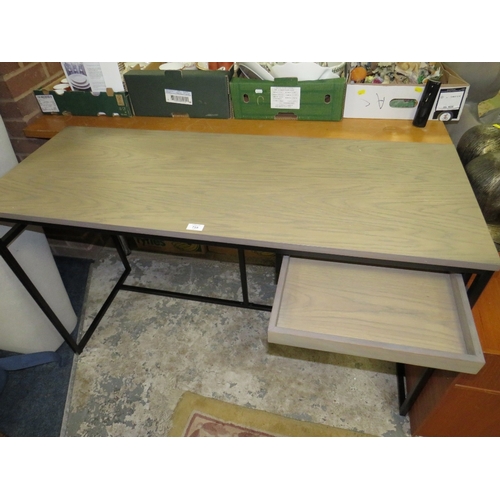 746 - A MODERN METAL FRAMED DESK W-130 CM