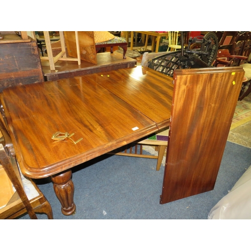 783 - A MID VICTORIAN MAHOGANY PULL-OUT DINING TABLE WITH ONE SPARE LEAF, H 73 CM, L 151 CM, EXTENDED L 20... 