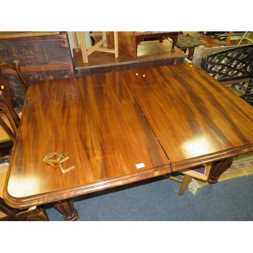 783 - A MID VICTORIAN MAHOGANY PULL-OUT DINING TABLE WITH ONE SPARE LEAF, H 73 CM, L 151 CM, EXTENDED L 20... 