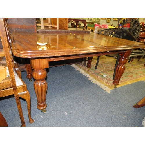 783 - A MID VICTORIAN MAHOGANY PULL-OUT DINING TABLE WITH ONE SPARE LEAF, H 73 CM, L 151 CM, EXTENDED L 20... 