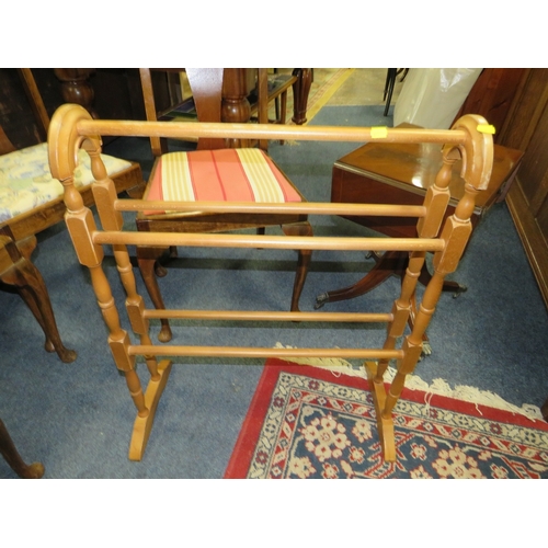 807 - A SET OF FOUR VINTAGE DINING CHAIRS, TOWEL RAIL AND A TABLE