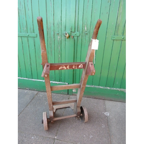 612 - A VINTAGE WOODEN RAILWAY SACK TRUCK / LUGGAGE TROLLEY