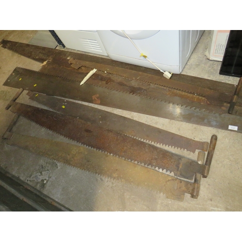 614 - A SELECTION OF VINTAGE CROSS CUT SAWS TO INCLUDE A LARGE EXAMPLE L-380 CM