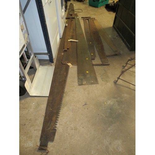 614 - A SELECTION OF VINTAGE CROSS CUT SAWS TO INCLUDE A LARGE EXAMPLE L-380 CM