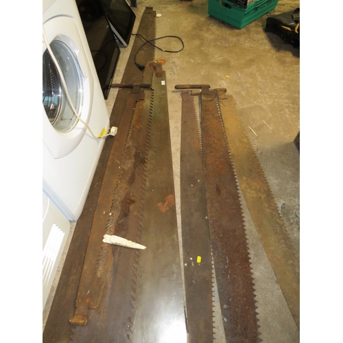 614 - A SELECTION OF VINTAGE CROSS CUT SAWS TO INCLUDE A LARGE EXAMPLE L-380 CM