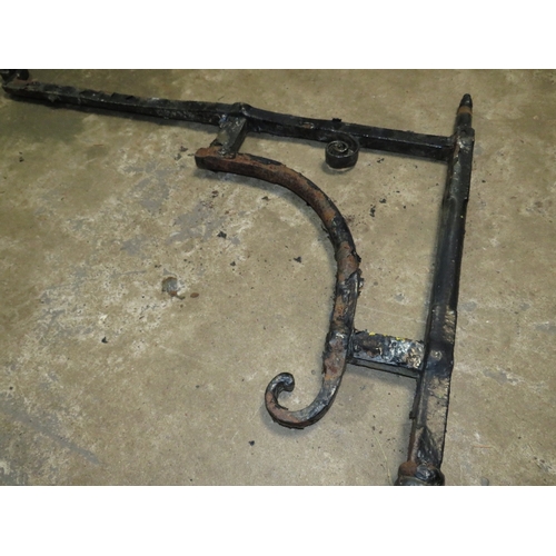 615 - A LARGE CAST IRON WALL BRACKET