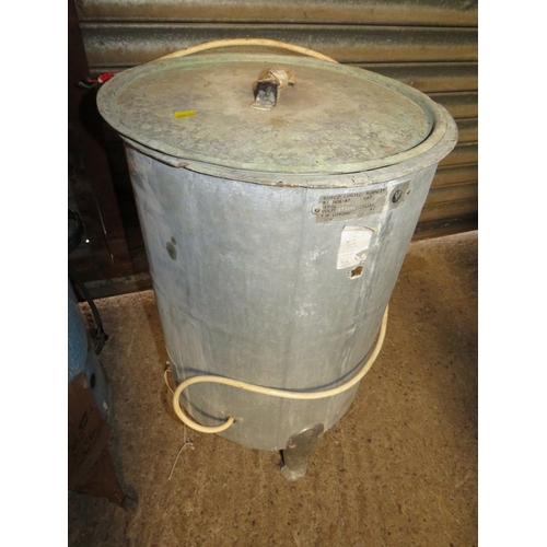 616 - TWO VINTAGE BOILERS COMPRISING AN ENAMEL EXAMPLE AND A LARGE GALVANISED EXAMPLE (2)