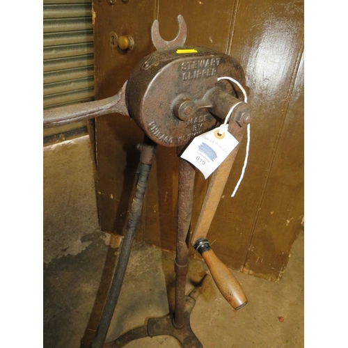 619 - A VINTAGE AGRICULTURAL THE STEWART BALL BEARING No1 HORSE & CATTLE CLIPPING MACHINE A/F