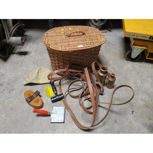 625 - A VINTAGE WICKER BASKET AND CONTENTS TO INCLUDE HORSE TACK