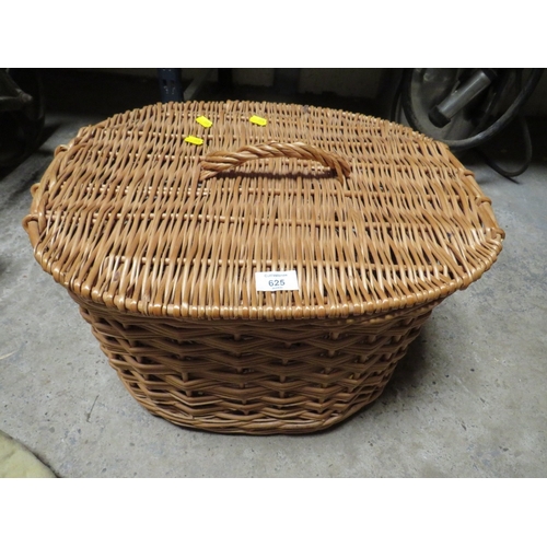 625 - A VINTAGE WICKER BASKET AND CONTENTS TO INCLUDE HORSE TACK