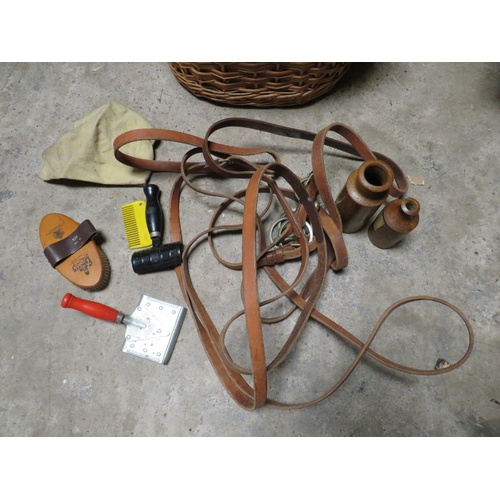 625 - A VINTAGE WICKER BASKET AND CONTENTS TO INCLUDE HORSE TACK