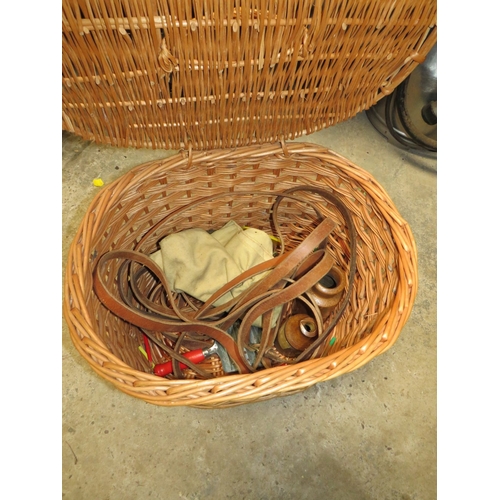 625 - A VINTAGE WICKER BASKET AND CONTENTS TO INCLUDE HORSE TACK