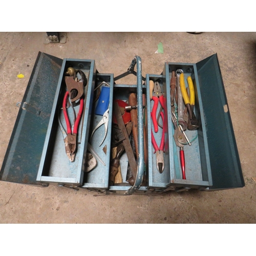 628 - A METAL BOX AND CONTENTS TOGETHER WITH OTHER TOOLS (3)