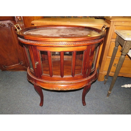 787 - A MODERN MAHOGANY VITRINE WITH A LIFT OFF TRAY - W 73 CM