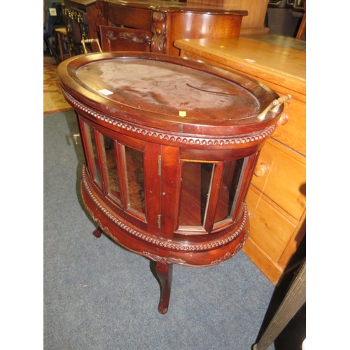 787 - A MODERN MAHOGANY VITRINE WITH A LIFT OFF TRAY - W 73 CM