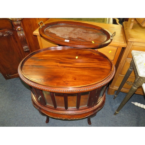 787 - A MODERN MAHOGANY VITRINE WITH A LIFT OFF TRAY - W 73 CM