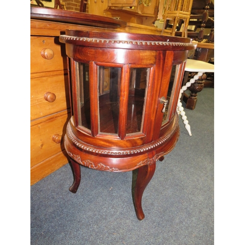 787 - A MODERN MAHOGANY VITRINE WITH A LIFT OFF TRAY - W 73 CM