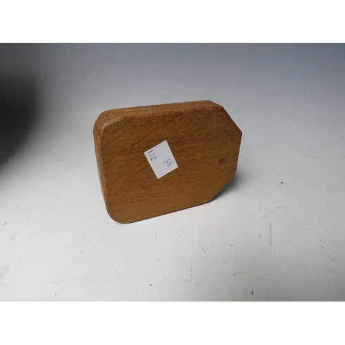 516 - A ROBERT THOMPSON MOUSEMAN ASHTRAY, wit typical carved mouse, 10 x 7.7 cm