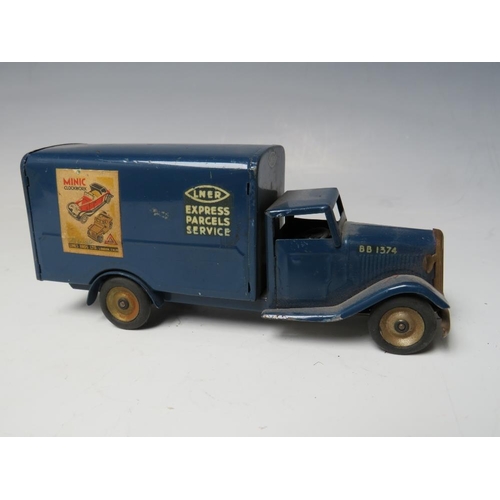 533 - A VINTAGE CLOCKWORK TINPLATE MINIC LORRY 'L.N.E.R. EXPRESS PARCELS SERVICE', L 14 cm