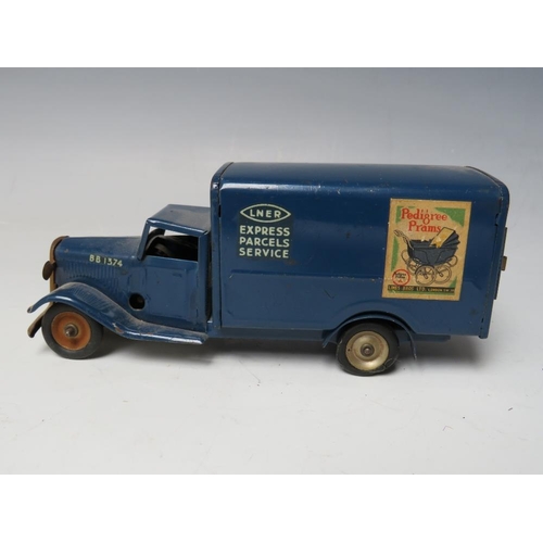 533 - A VINTAGE CLOCKWORK TINPLATE MINIC LORRY 'L.N.E.R. EXPRESS PARCELS SERVICE', L 14 cm