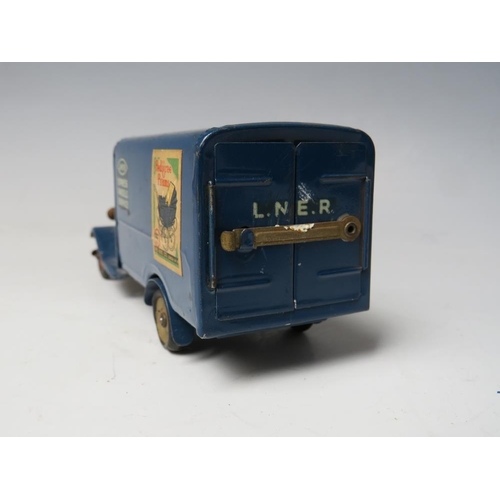 533 - A VINTAGE CLOCKWORK TINPLATE MINIC LORRY 'L.N.E.R. EXPRESS PARCELS SERVICE', L 14 cm